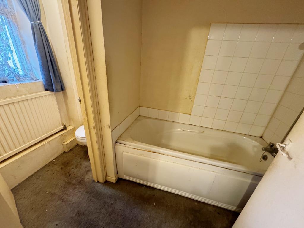 Lot: 130 - GARDEN FLAT CLOSE TO TOWN CENTRE - Bathroom